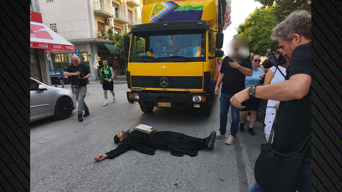 Ρασοφόρος ξάπλωσε μπροστά σε άρμα του Pride στη Θεσσαλονίκη φωνάζοντας «Μετανοείτε», δείτε βίντεο