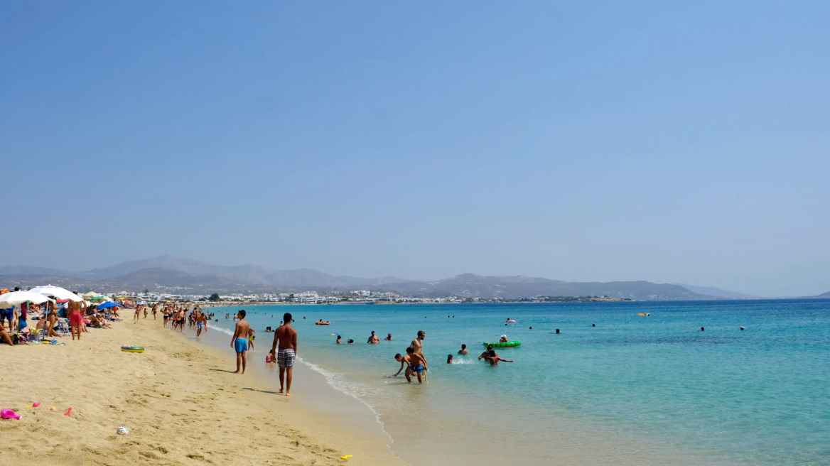 Οι ωραιότερες παραλίες της Νάξου: Απέραντες αμμουδιές ιδανικές για οικογένειες
