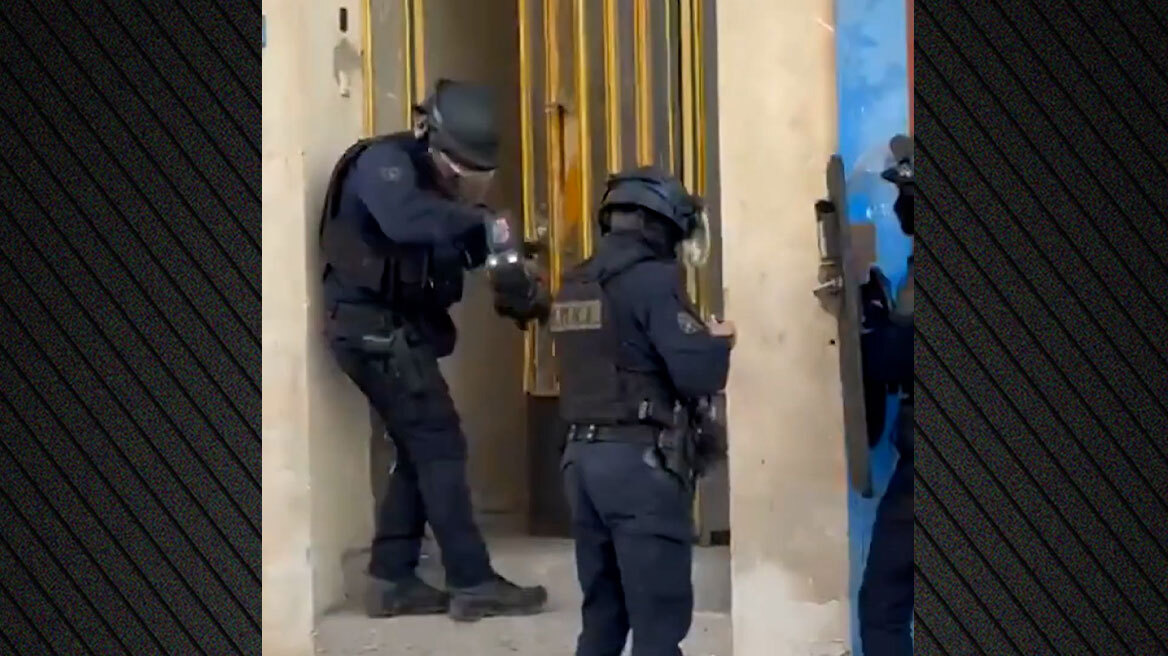 Καρέ καρέ η έφοδος της ΕΛΑΣ για εξάρθρωση συμμορίας που διακινούσε ναρκωτικά  σε Νέα Φιλαδέλφεια και Αγίους Αναργύρους
