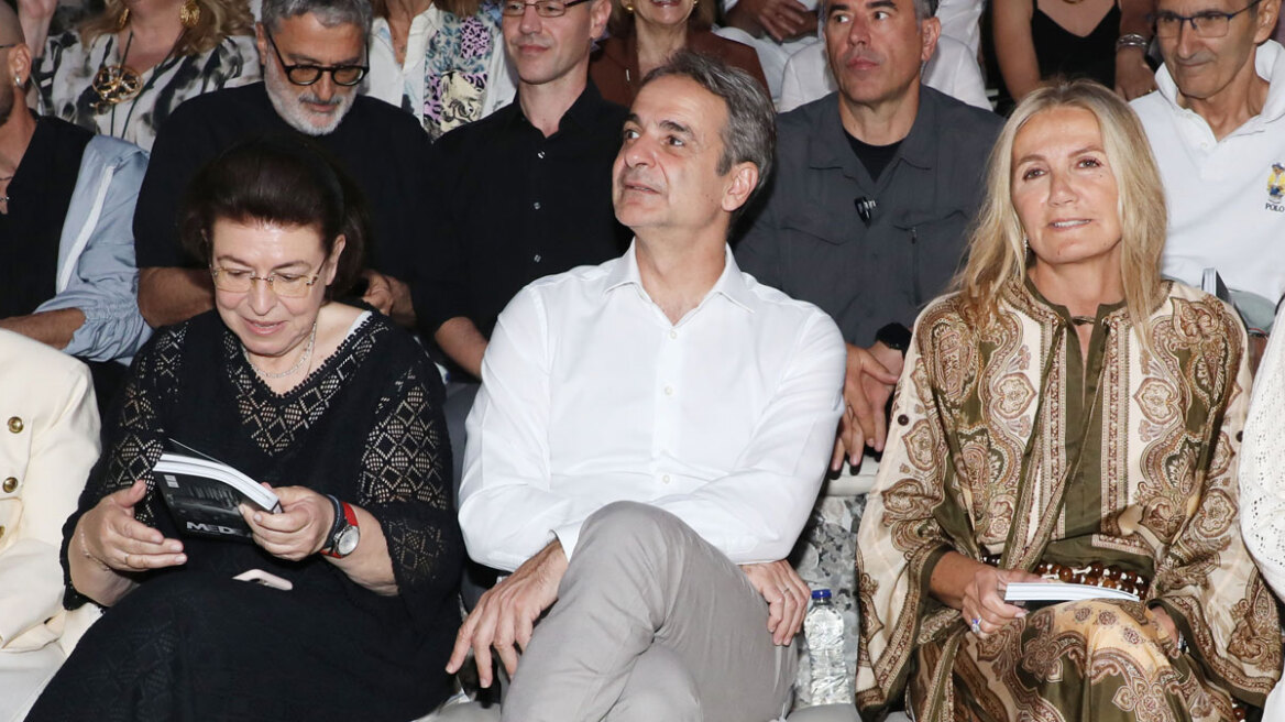 Στην Επίδαυρο για τη «Μήδεια» ο Κυριάκος Μητσοτάκης με την σύζυγό του Μαρέβα Γκραμπόφσκι