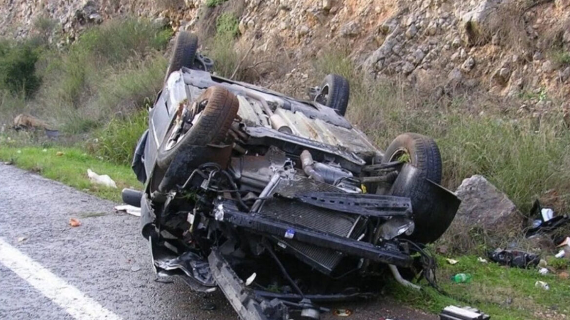 Τούμπαρε αυτοκίνητο έξω από τη Λάρισα, τραυματίστηκε ο ηλικιωμένος οδηγός
