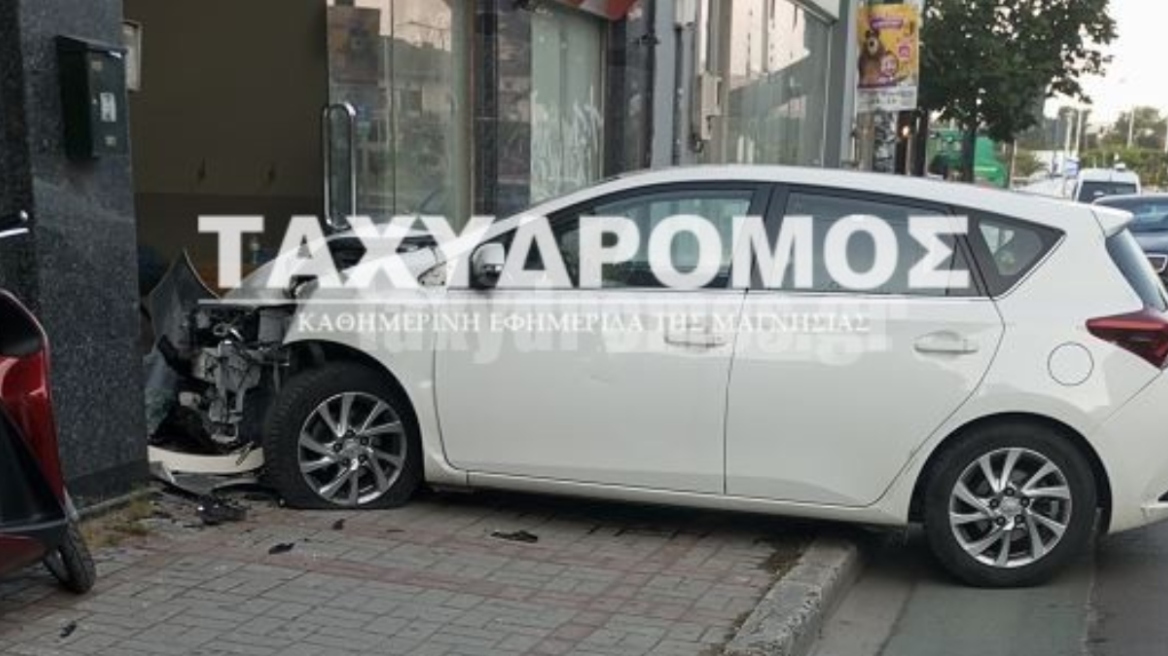 Αυτοκίνητο ανέβηκε σε πεζοδρόμιο και καρφώθηκε σε τζαμαρία στον Βόλο