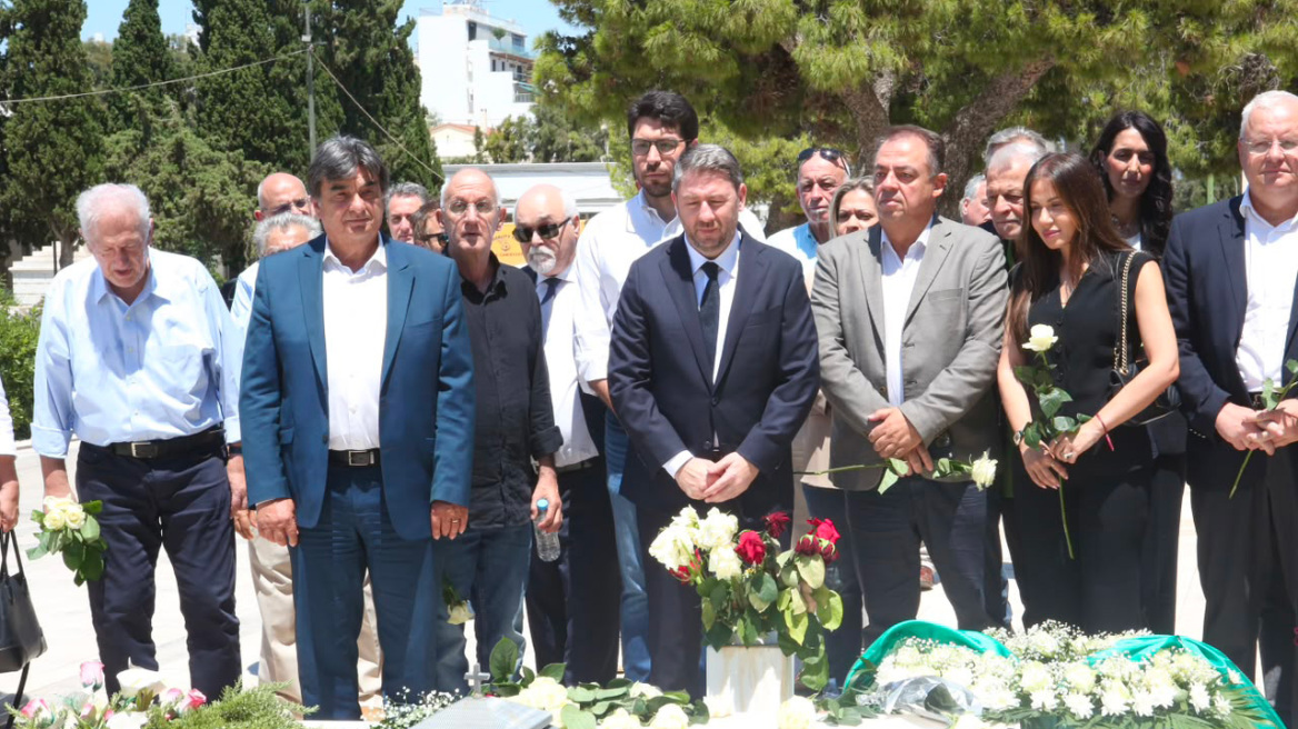 Πολιτικό μνημόσυνο στο Α΄ Νεκροταφείο στη μνήμη του Ανδρέα Παπανδρέου, ποια στελέχη του ΠΑΣΟΚ έδωσαν το «παρών»