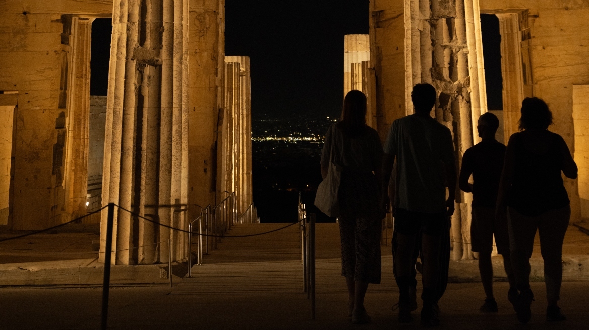 «The Acropolis Experience»: Πώς οι ιδιωτικές ξεναγήσεις στον Ιερό Βράχο αλλάζουν τον χάρτη του τουρισμού υψηλών προδιαγραφών