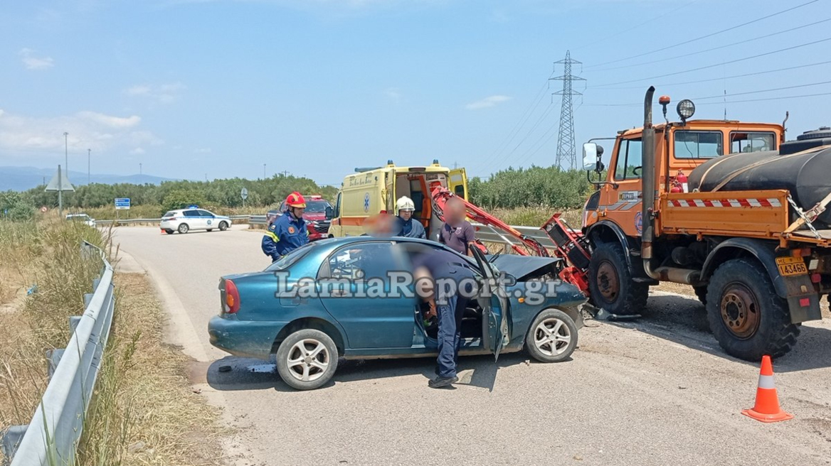 Θανατηφόρο τροχαίο στον παράδρομο της εθνικής στη Φθιώτιδα, αυτοκίνητο συγκρούστηκε με φορτηγό