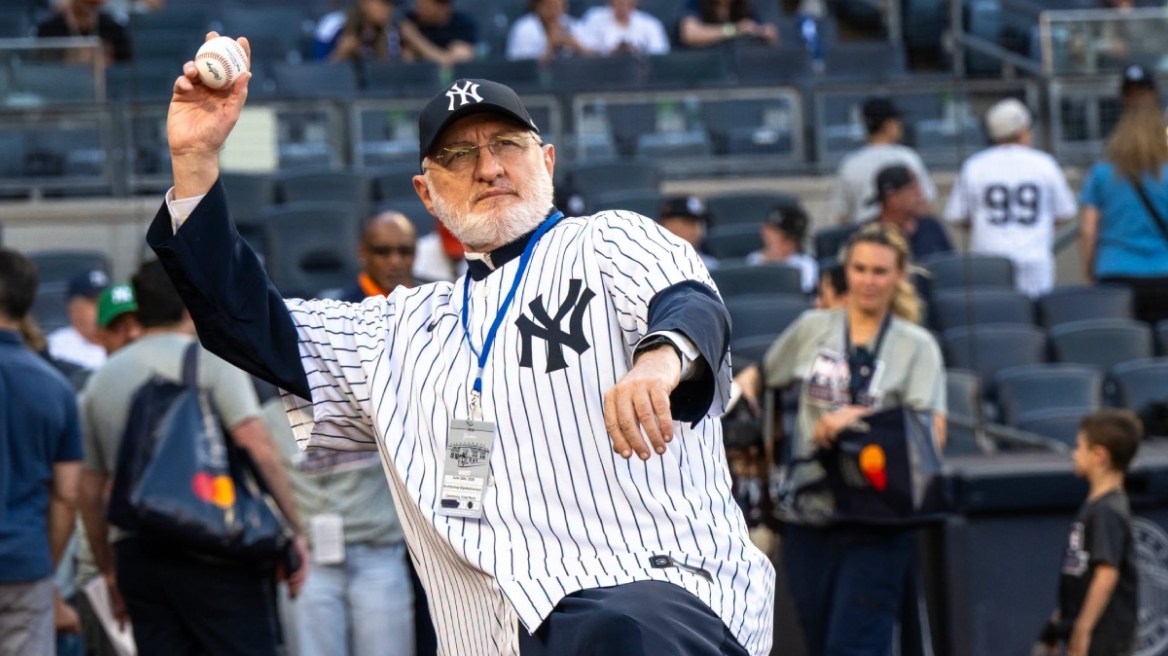 Στο γήπεδο των Yankees ο Αρχιεπίσκοπος Αμερικής Ελπιδοφόρος: Έκανε την πρώτη συμβολική ρίψη μπροστά σε χιλιάδες θεατές