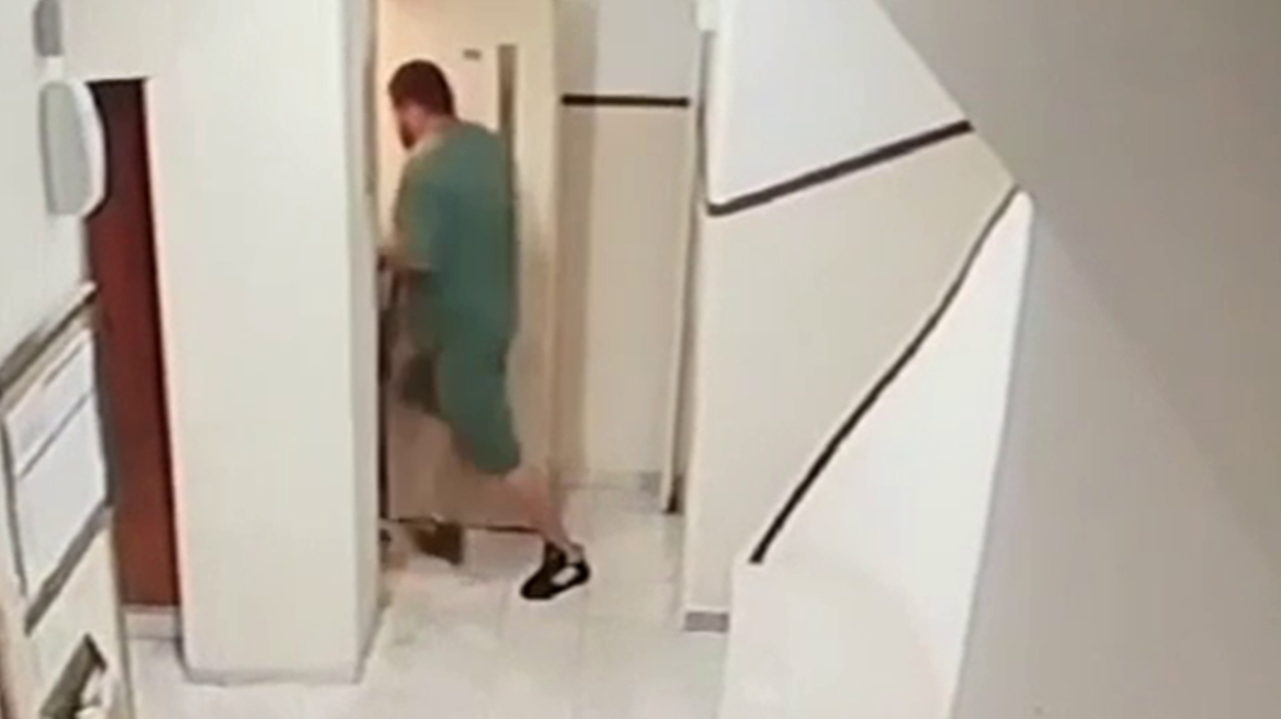 Η στιγμή που 26χρονος στη Θεσσαλονίκη ανοίγει απότομα το ασανσέρ και επιτίθεται σε ηλικιωμένη για να τη ληστέψει, δείτε βίντεο