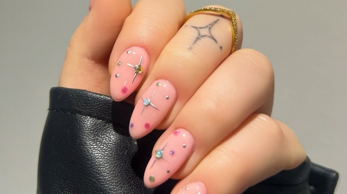 Gem nails: Η πιο λαμπερή τάση του καλοκαιριού που μετατρέπει το μανικιούρ σε κόσμημα
