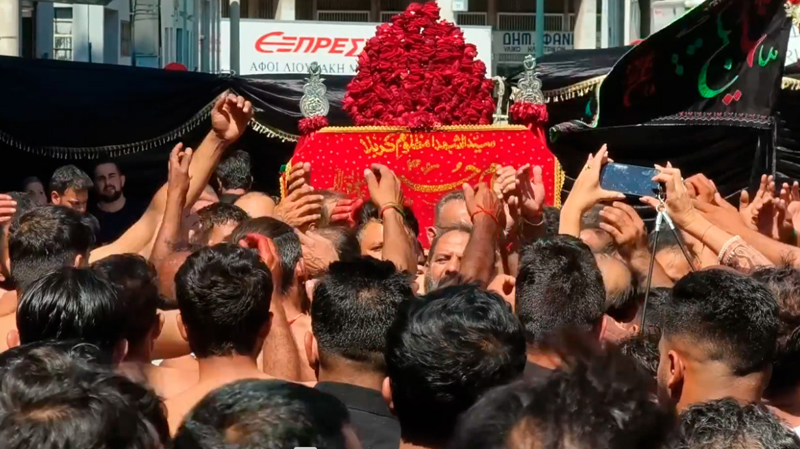 Αναβίωσε στον Πειραιά η Ασούρα, σκληρές εικόνες από το αιματηρό έθιμο των Σιιτών
