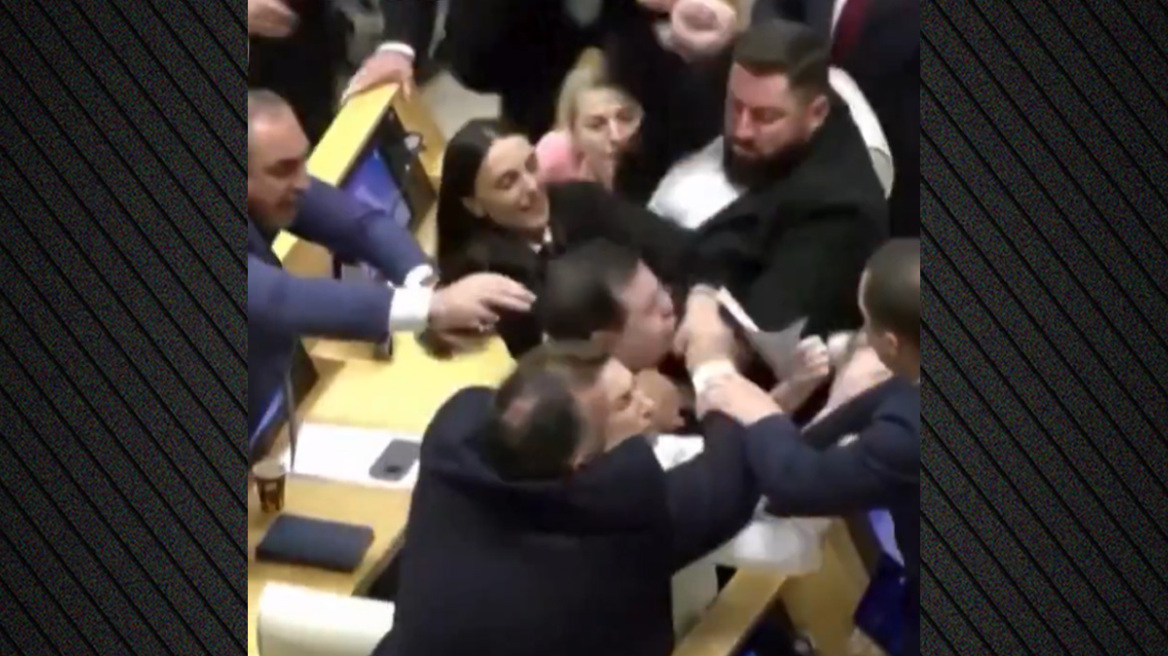 Δείτε βίντεο: Σε ρινγκ μετατράπηκε το Κοινοβούλιο στη Γεωργία, στο ξύλο συμμετείχαν και γυναίκες βουλευτές