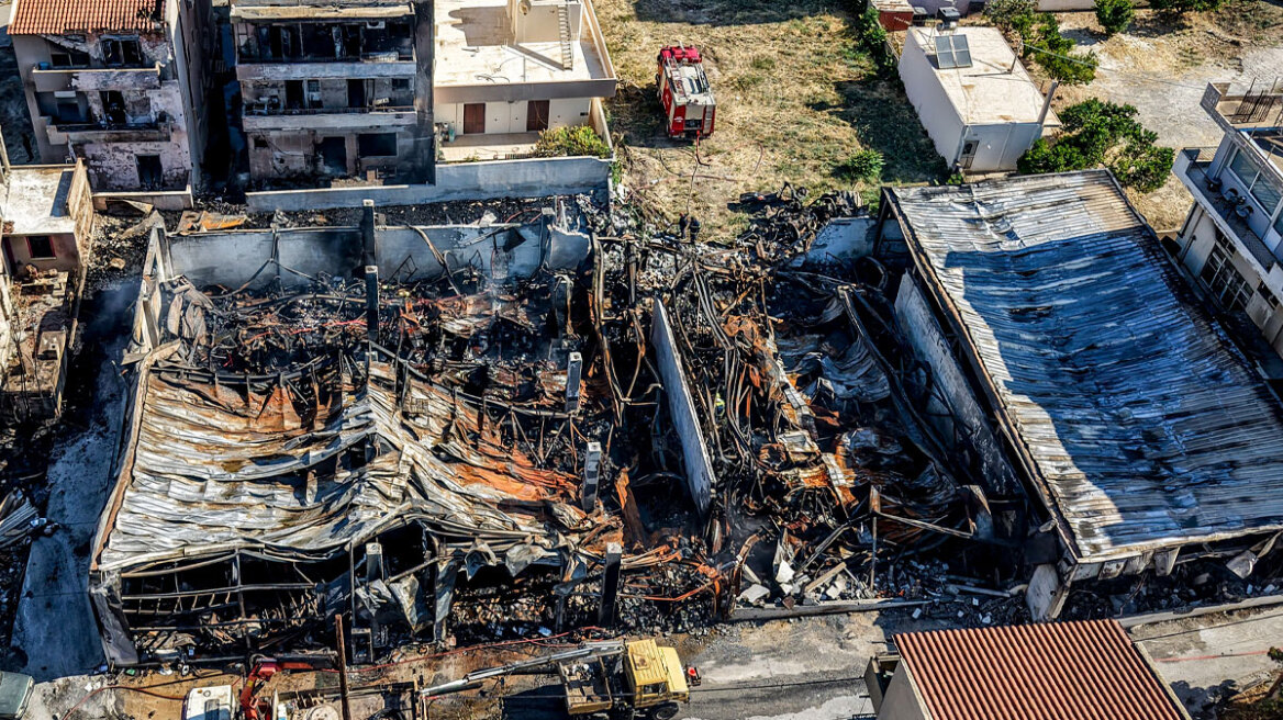  Στάχτη και αποκαΐδια η αποθήκη ξυλείας στο Ηράκλειο, μεγάλες ζημιές σε γύρω σπίτια, δείτε φωτογραφίες 