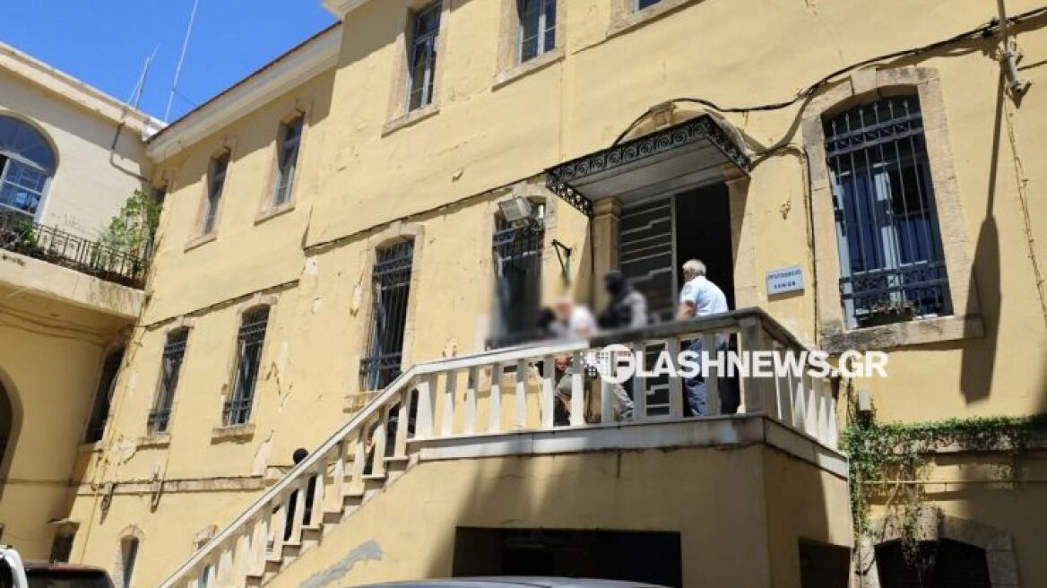 Προφυλακιστέος ο 43χρονος Σκοπιανός για τη δολοφονία της Σταυρούλας: «Κάθαρμα» φώναζαν έξω από τα Δικαστήρια