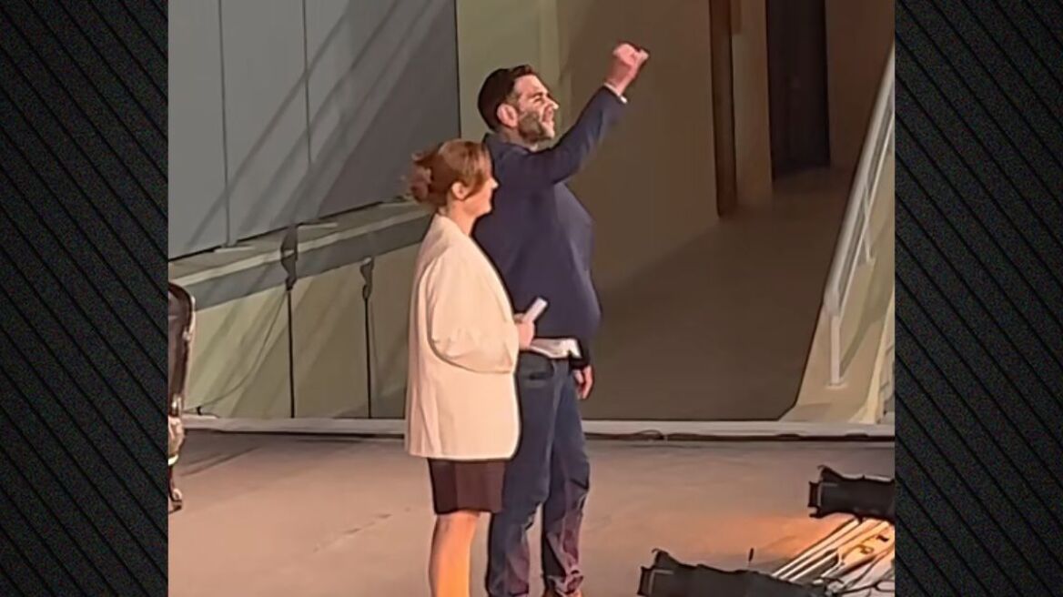 Η ατάκα του Τάσου Ιορδανίδη σε παράσταση που προκάλεσε γέλια: Σαν τον Πειραιά δεν έχει, κι ας είμαι Παναθηναϊκός