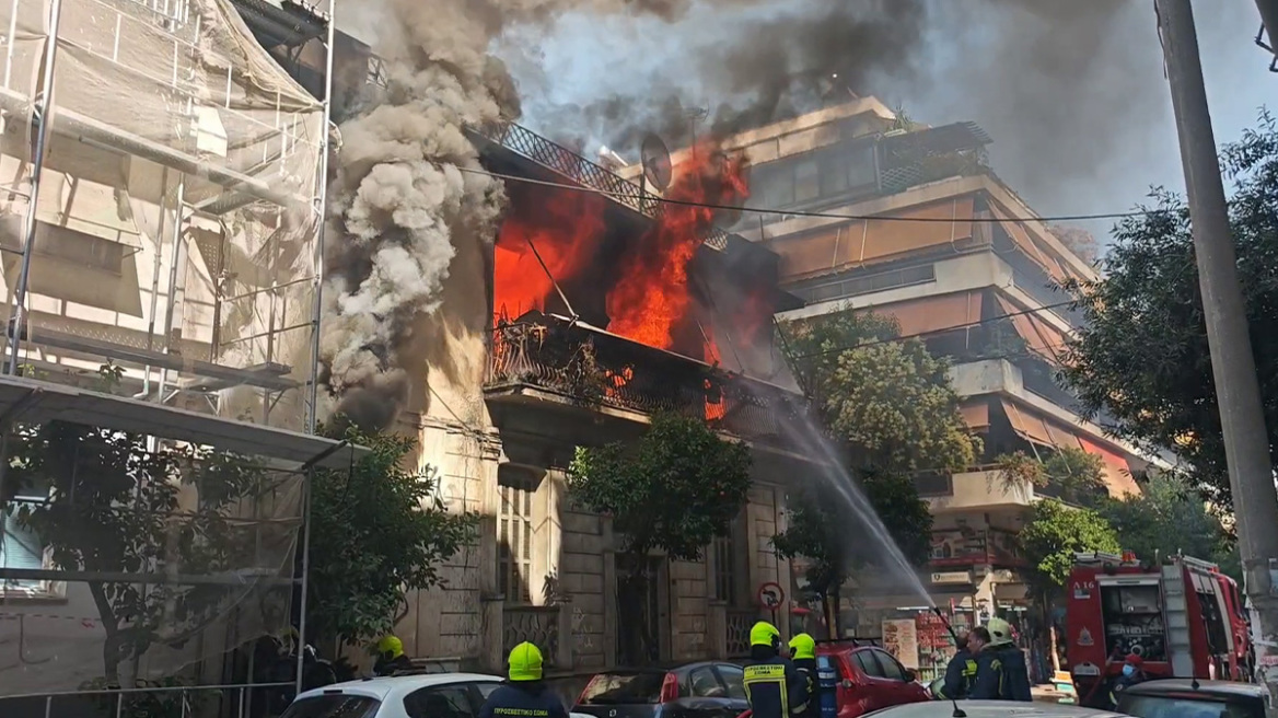 Φωτιά σε διώροφο κτίριο στην Καλλιθέα: Ηλικιωμένη πήδηξε από το μπαλκόνι για να σωθεί, δείτε βίντεο και φωτογραφίες