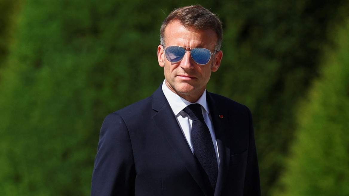 Ο Μακρόν ξανά με γυαλιά... Top Gun: «Αντιμετωπίζει εκ νέου πρόβλημα στο μάτι»