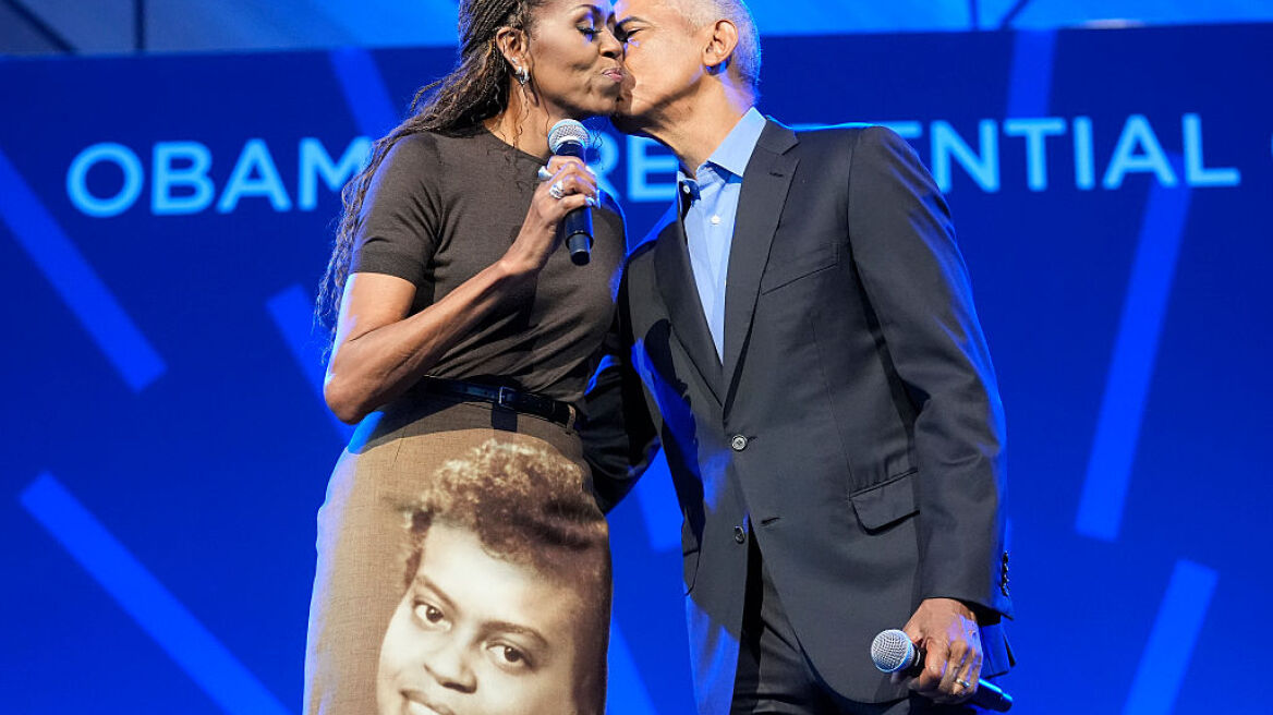 Ο Barack Obama και η Michelle Obama φλερτάρουν και δίνουν συμβουλές για το ιδανικό date (βίντεο)
