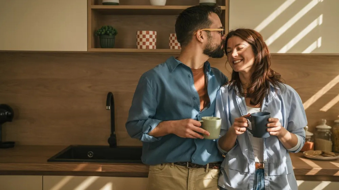 5 καθημερινές πράξεις που ενώνουν το ζευγάρι και κάνουν τη σχέση να αντέξει στον χρόνο
