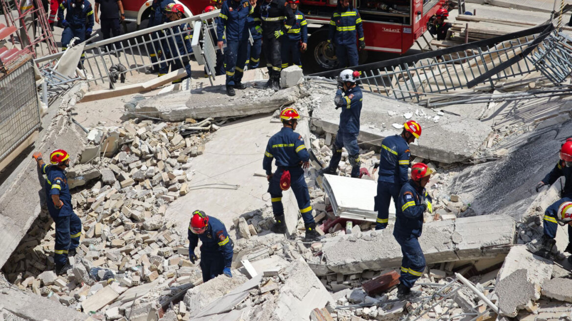 Πέντε προσαγωγές για την κατάρρευση της πολυκατοικίας στα Πετράλωνα, έρευνες για τυχόν εγκλωβισμένους: «Έπεσε μπροστά στα μάτια μου σαν χαρτόκουτο»