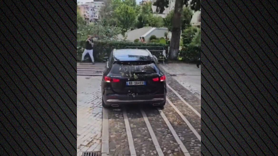 Διαδηλωτές πέταξαν αυγά σε αυτοκίνητα βουλευτών στην Αλβανία, η αστυνομία προχώρησε σε συλλήψεις