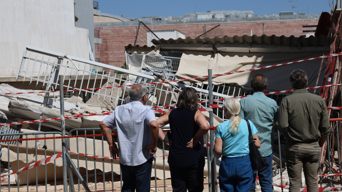 Η επόμενη ημέρα στην οδό Αλκμήνης στα Πετράλωνα, βουνό από συντρίμμια και χαλάσματα: «Όλοι φώναζαν, μόνο με σεισμό πέφτουν έτσι κτήρια»