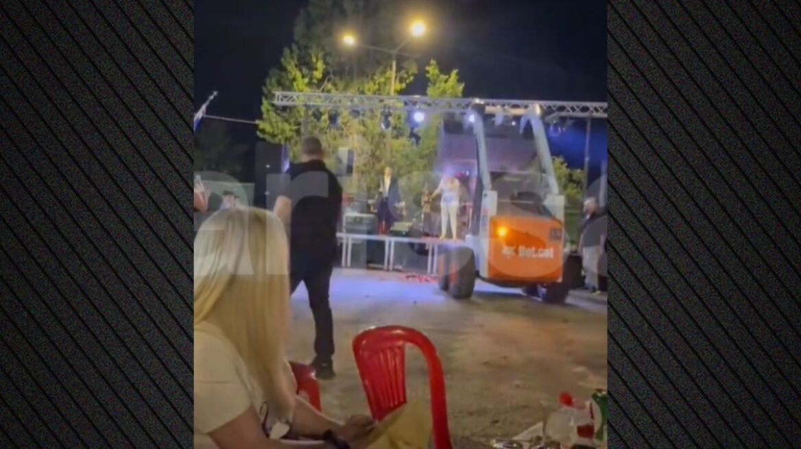 Γωγώ Τσαμπά: Της έριξαν λουλούδια με φορτωτή σε πανηγύρι στα Φάρσαλα, δείτε βίντεο