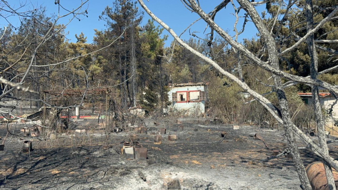 Τραγωδία με δύο νεκρούς από τη φωτιά στο Ωραιόκαστρο: Αναμένεται η ταυτοποίηση της σορού του 12χρονου γιου της οικογένειας