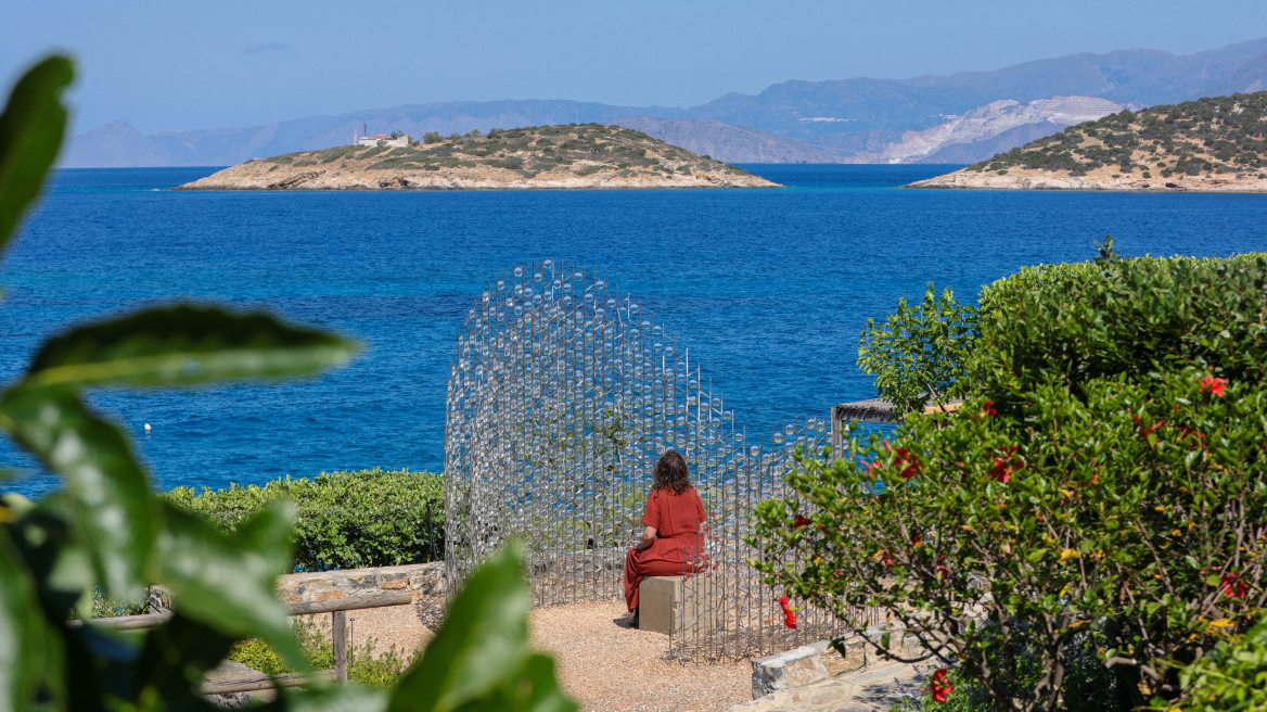 Ένα ζευγάρι καλλιτεχνών δημιούργησε ένα έργο που μας προσκαλεί να δούμε το κρητικό τοπίο μέσα από χιλιάδες οπτικές
