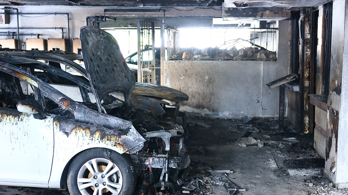 Στο μικροσκόπιο τα υπολείμματα των μηχανισμών και μονωτικής ταινίας για αποτυπώματα και DNA, τι ερευνά η Αντιτρομοκρατική για τις επιθέσεις στη Θεσσαλονίκη 

