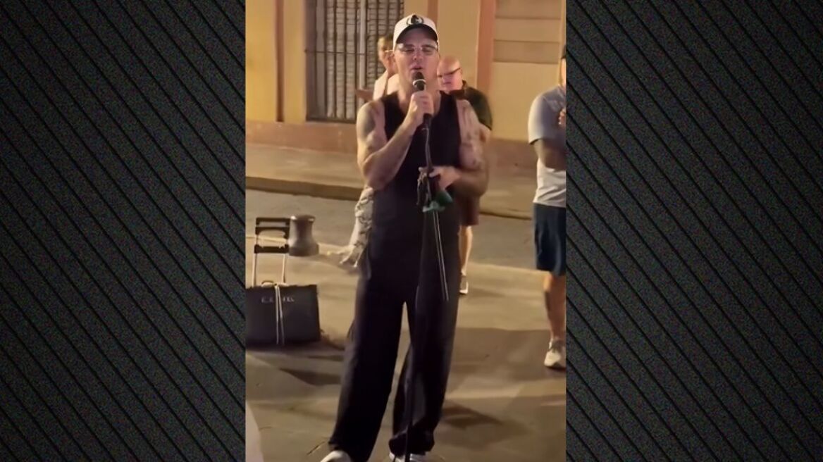 Ο Ρόμπι Γουίλιαμς τραγούδησε το «Angels» δίπλα σε μουσικό του δρόμου στη Σεβίλλη, δείτε βίντεο