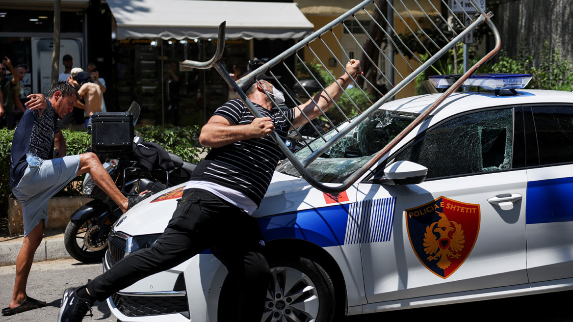Άγρια επεισόδια στα Τίρανα με τραυματίες: Πέτρες, δακρυγόνα και συλλήψεις έξω από τη Βουλή, δείτε βίντεο και φωτογραφίες 