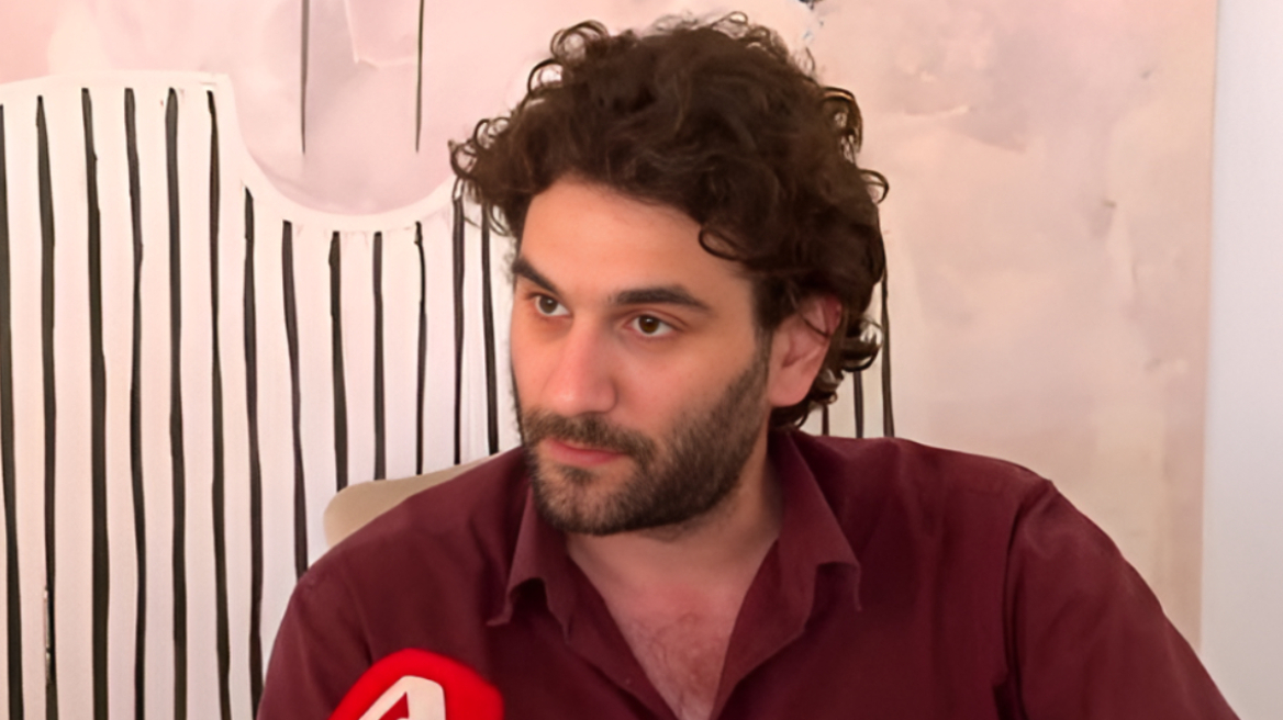 «Δεν υπάρχει άνθρωπος που να ήταν δεμένος με τον πατέρα του και να μην του λείπει, αλλά μαθαίνεις να ζεις με την απώλεια», είπε ο γιος του Κώστα Χαρδαβέλλα
