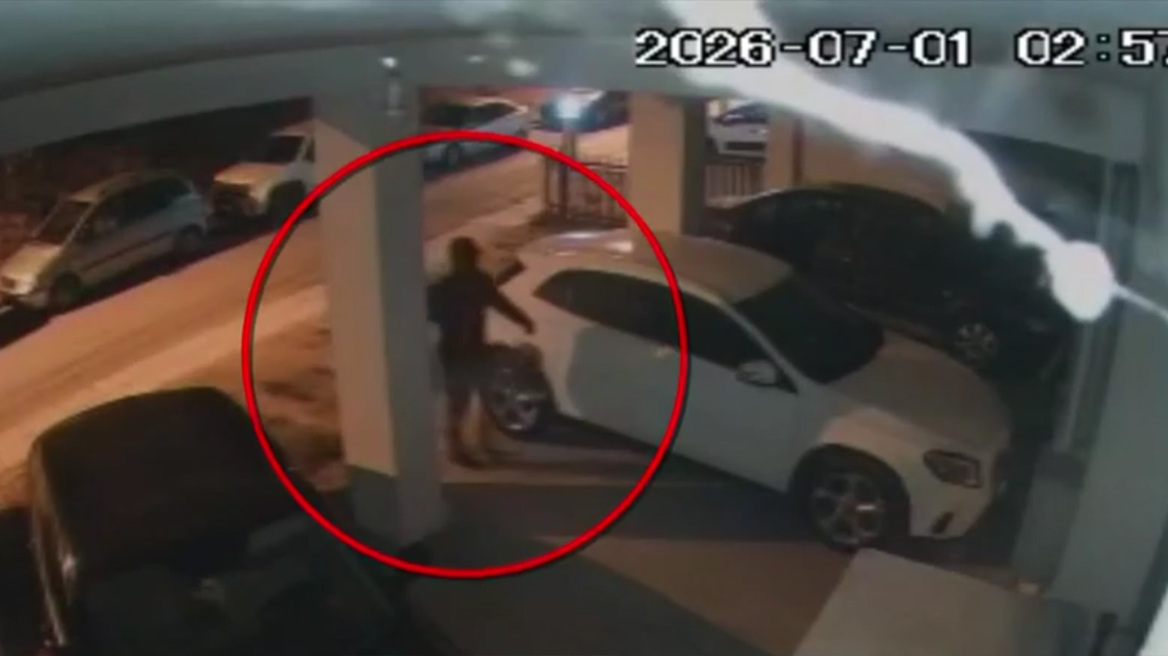 H στιγμή που ο δράστης αφήνει τον εμπρηστικό μηχανισμό στο σπίτι του Σάββα Αναστασιάδη στη Θεσσαλονίκη και η έκρηξη, δείτε βίντεο 