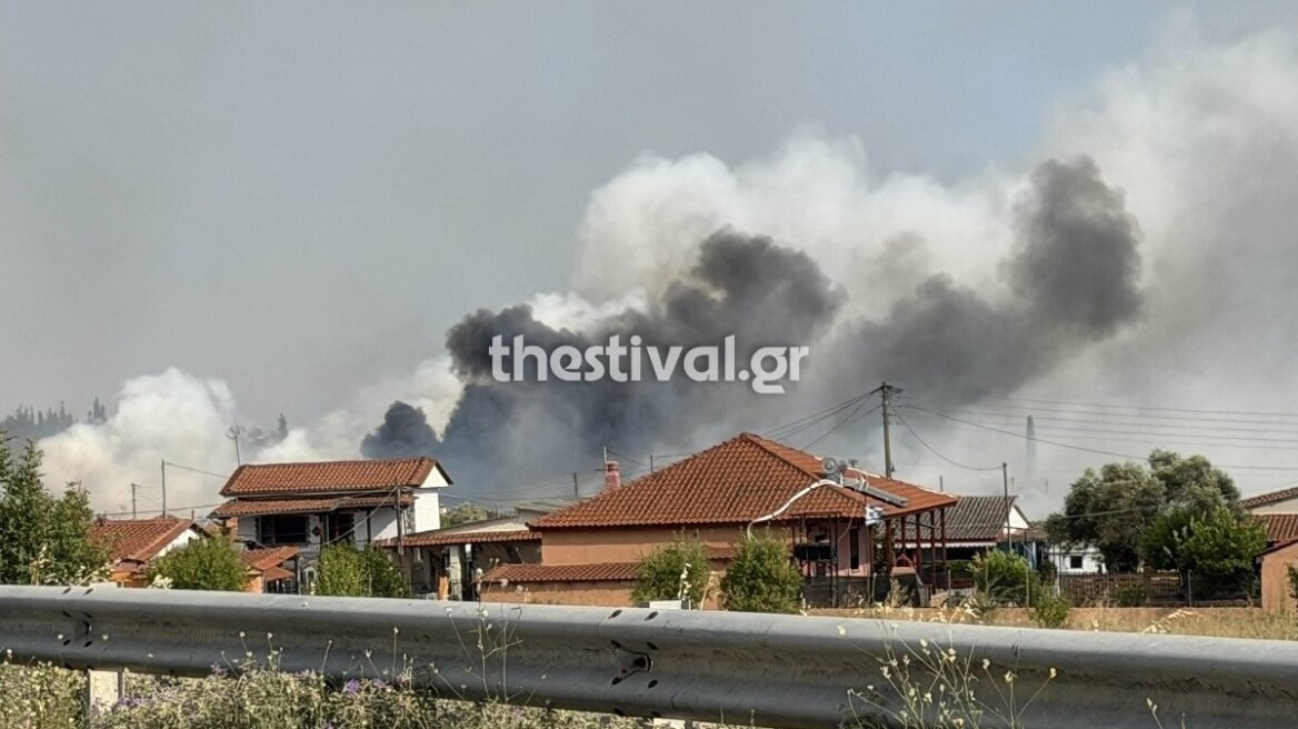 Φωτιά στη Νέα Καλλικράτεια της Χαλκιδικής: 112 για εκκένωση των περιοχών Αμπελάκια και Κηπούπολη, κοντά σε σπίτια οι φλόγες