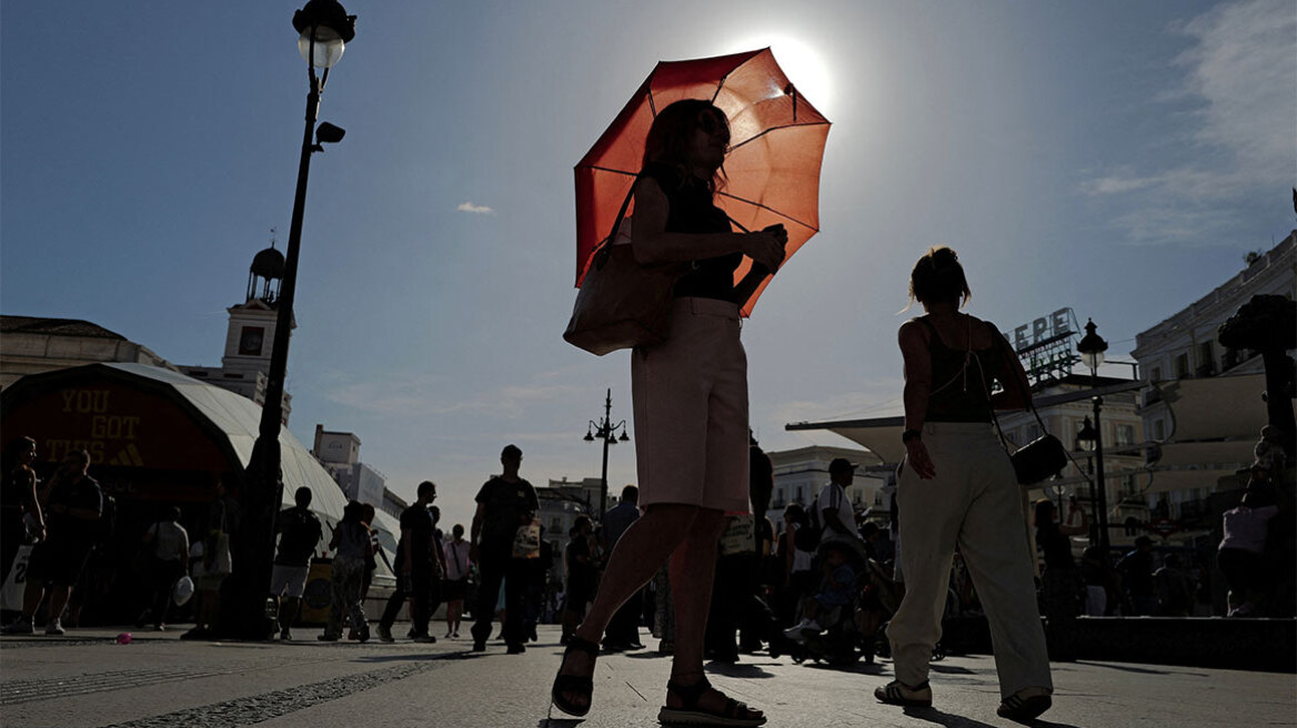 Οι «χειμωνάκηδες» τρίβουν τα χέρια τους: Με 40°C καύσωνα στη Μαγιόρκα και η Πάλμα στολίζει από Ιούλιο για τα Χριστούγεννα