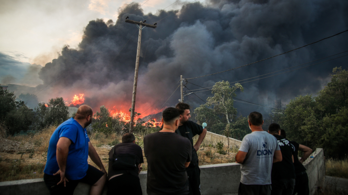 Μάχη για να σβήσει η πυρκαγιά στο εργοστάσιο ανακύκλωσης στο Ωραιόκαστρο - Τοξικό νέφος έχει καλύψει τη Θεσσαλονίκη, οριοθετήθηκε η φωτιά στο δασικό κομμάτι
