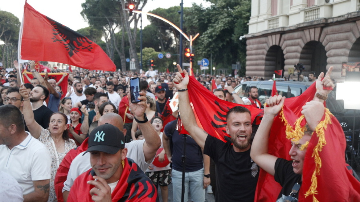 «Η Αλβανία δεν πωλείται» φωνάζουν οι διαδηλωτές, συγκρούσεις με την αστυνομία και συλλήψεις στα Τίρανα