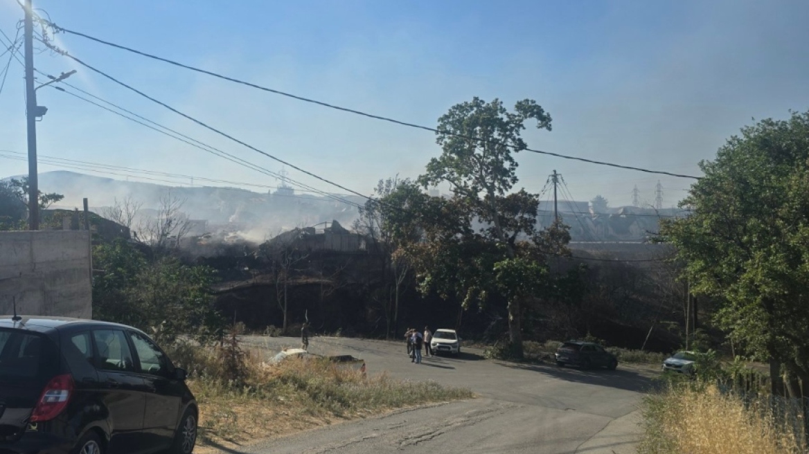 Συνεχίζει να καίει η φωτιά στο εργοστάσιο ανακύκλωσης στη Θεσσαλονίκη, κάνουν επιχωματώσεις για να σβήσουν τις ενεργές εστίες