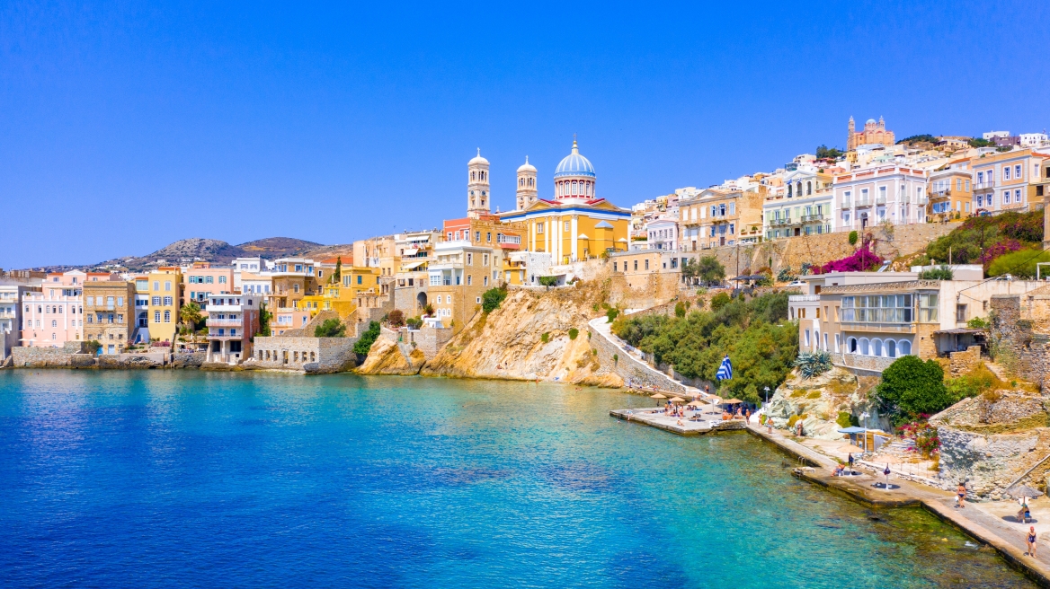 Σύρος, η πολιτιστική πρωτεύουσα των Κυκλάδων: Διεθνής αποθέωση από το περιοδικό της Air France
