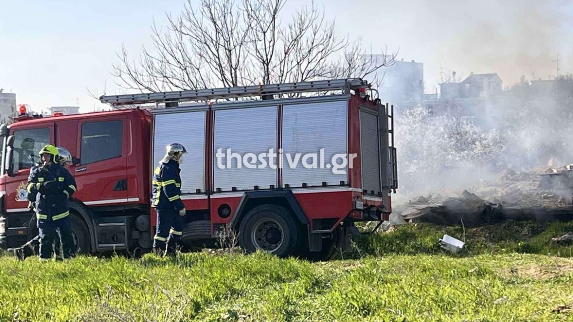 Καλύτερη η εικόνα της φωτιάς σε οικόπεδο στη Θέρμη Θεσσαλονίκης, δεν απειλούνται σπίτια