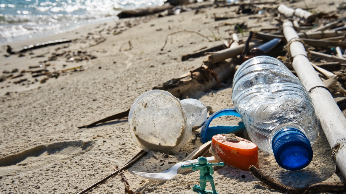 WWF: Οι ελληνικές παραλίες εξακολουθούν να «πνίγονται» από πλαστικά, τα αποτσίγαρα το συχνότερο εύρημα
