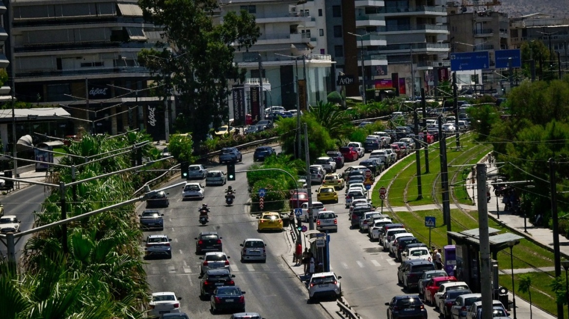 Τροχαίο στη Λεωφόρο Ποσειδώνος, με δυσκολία η κυκλοφορία στο ρεύμα προς Πειραιά
