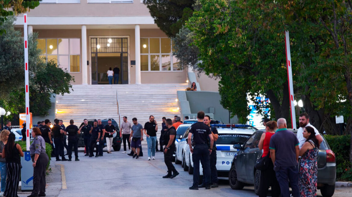Νεκρή μία 90χρονη στο Σισμανόγλειο νοσοκομείο, δεν συνδέεται με τη φωτιά λέει ο Άδωνις Γεωργιάδης