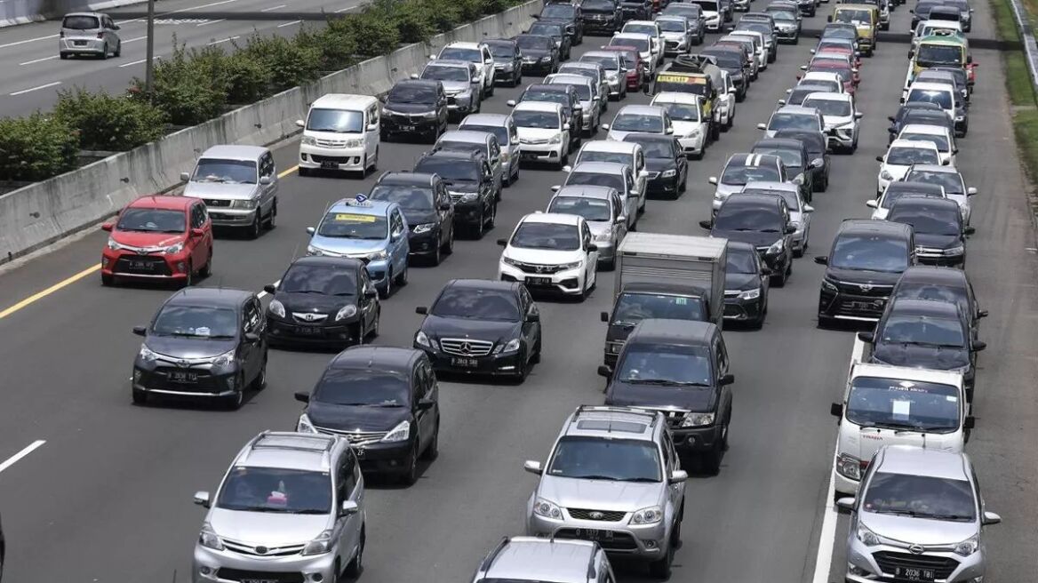 Live η κίνηση στους δρόμους: Μποτιλιαρισμένος ο Κηφισός, καθυστερήσεις σε Κηφισίας και στους δρόμους γύρω από το λιμάνι του Πειραιά