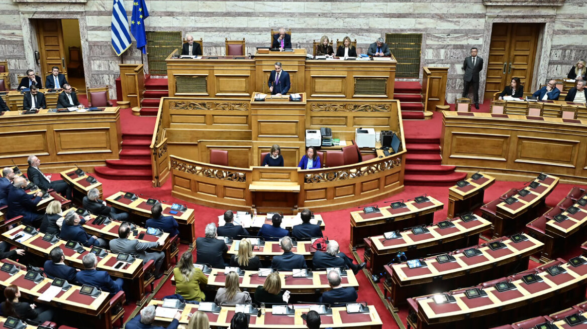 Βουλή: Live η Ώρα του Πρωθυπουργού με έρωτηση Ανδρουλάκη στον Μητσοτάκη για την ακρίβεια