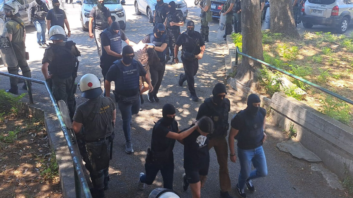 Διώξη για ανθρωποκτονία από ενδεχόμενο δόλο στους τρεις συλληφθέντες για το τρομοκρατικό χτύπημα με θύμα τη Βάγια Νέστορα