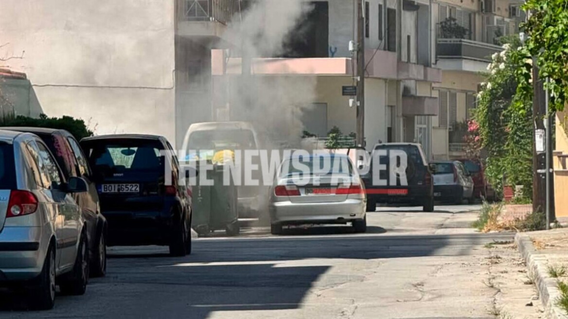 Αυτοκίνητο στον Βόλο έπιασε φωτιά, σώθηκε ο οδηγός τελευταία στιγμή, δείτε βίντεο