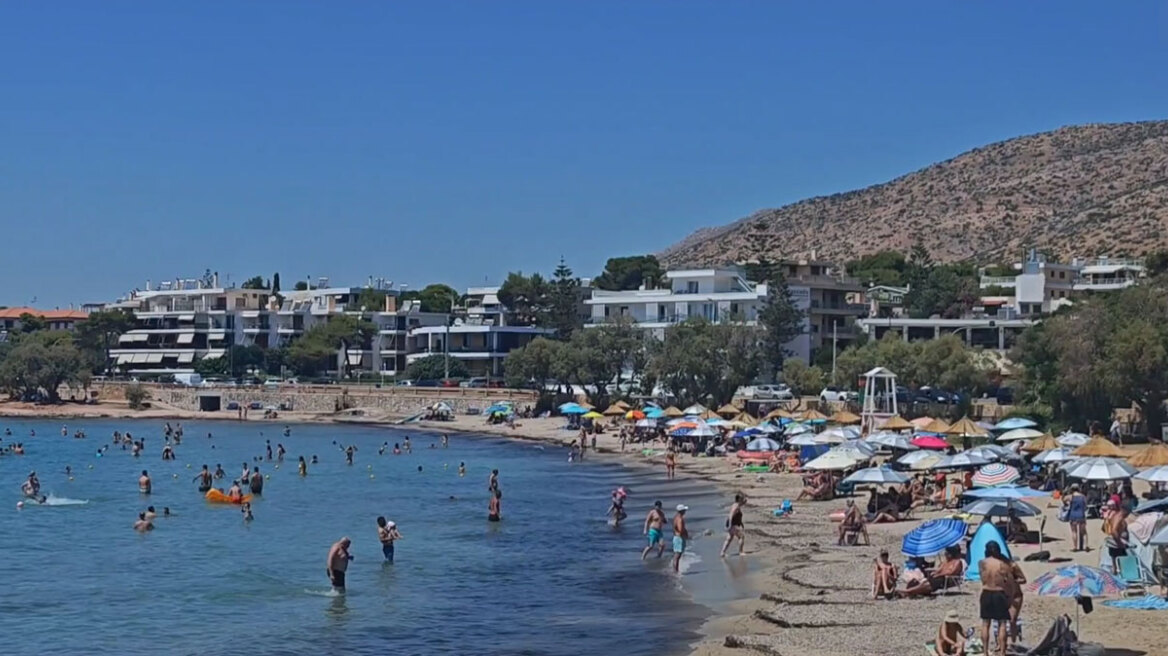 Γέμισαν οι παραλίες της Αττικής: Στους 35 βαθμούς ο υδράργυρος, δείτε εικόνες από Σαρωνίδα και Ανάβυσσο
