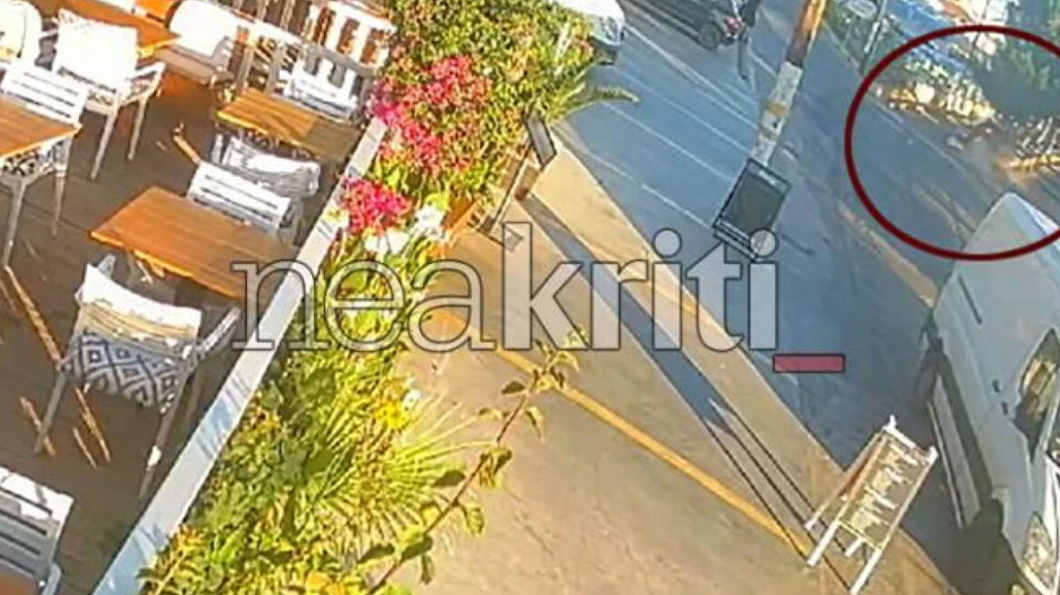 Η στιγμή που το αυτοκίνητο «πετάει» στον αέρα και πέφτει πάνω σε δέντρο και σταθμευμένα αυτοκίνητα  στην Κρήτη, δείτε βίντεο