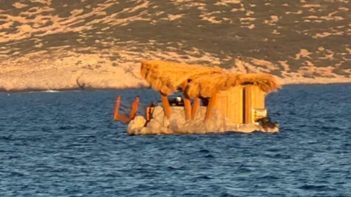 Πλωτή καντίνα κατέπλευσε στην παραλία Ιταλίδα στα Κουφονήσια, συνελήφθη ο χειριστής
