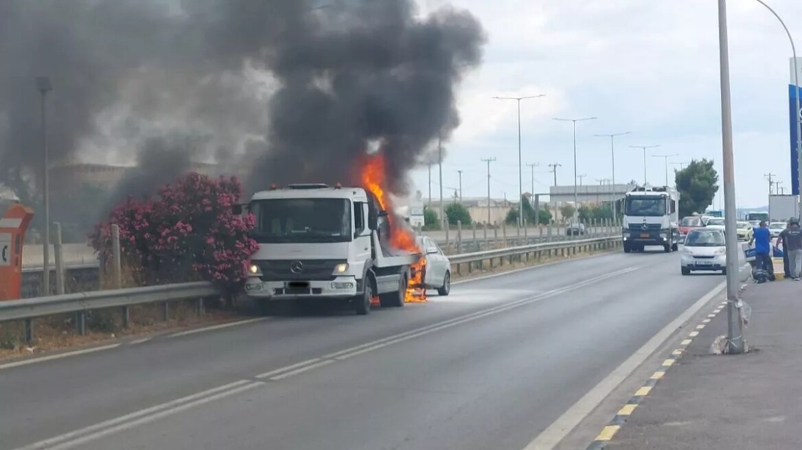 Πήρε φωτιά φορτηγό στον παράδρομο της Αθηνών-Λαμίας, δίπλα σε πρατήριο